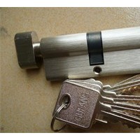 成都24小时开锁公司专业换锁成都开保险柜开车锁